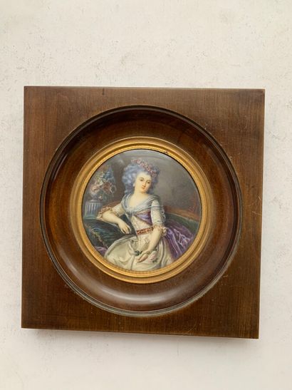 null Miniature ronde figurant le portrait d'une femme de qualité. 

XIXe siècle....