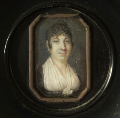 null École Française vers 1800

Portrait de femme.

Miniature rectangulaire à pans...