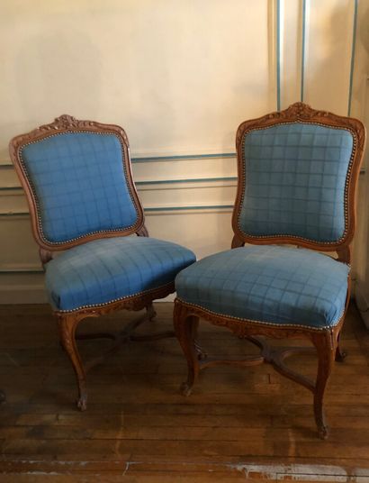 null Suite de quatre CHAISES garnies en bleu et deux CHAISES garnies en blanc en...