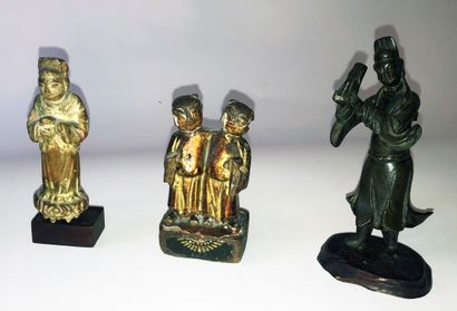 null CHINE

Ensemble de trois statuettes en bois polychrome ou bronze représentant...