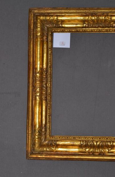 null CADRE en bois mouluré et doré. 

Italie, XVIIIe siècle. 

63,5 x 48 x 6 cm