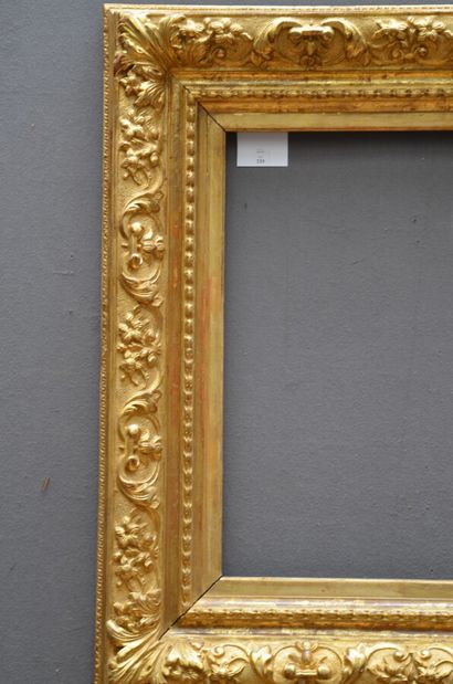 null Cadre en bois et pâte doré, à décor "à la Bérain".

Style Louis XIV, XIXe siècle....