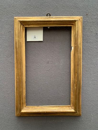 null CADRE à profil en bois mouluré redoré. 

Italie XVIIe siècle. 

26 x 15 x 4...