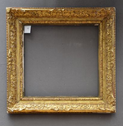 null CADRE en bois et stuc doré à décor à la Bérain

Style Louis XIV, XIXème siècle

43...