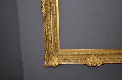 null CADRE en bois et stuc doré à décor à la Bérain. 

Style LOUIS XIV. 

Porte une...