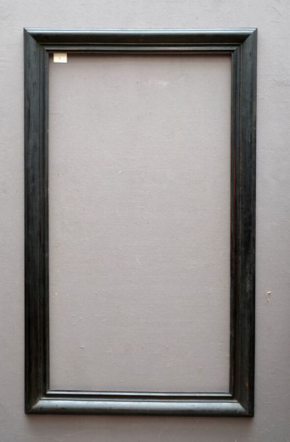 null CADRE en bois mouluré, noirci. 

Pays-BAS, XIXe siècle. 

131,5 x 70,5 x 10...