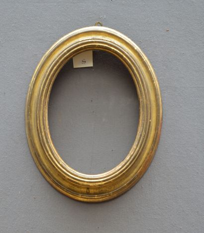 null CADRE ovale en bois doré à large mouluration

XIXème siècle

28 x 20,5 x 6 ...