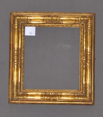null CADRE en bois mouluré et doré. 

Italie, XVIIIe siècle. 

63,5 x 48 x 6 cm