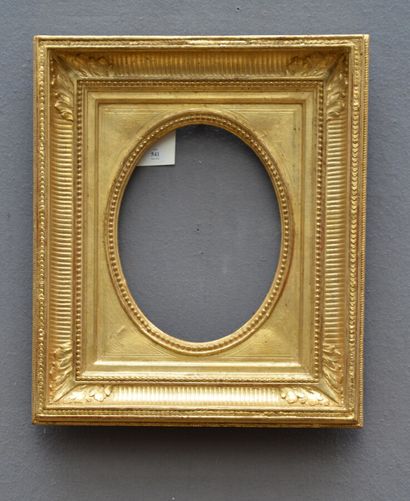 null CADRE en bois doré à canaux, vue ovale à bordure perlée

XIXème siècle

18 x...