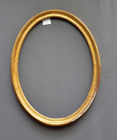 null CADRE à vue ovale en bois mouluré et doré (usures visibles)

XIXème siècle.

78...