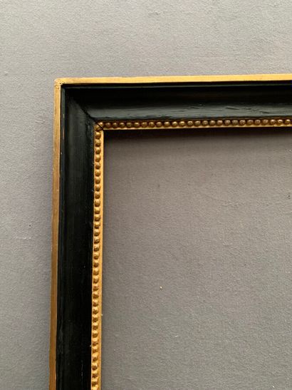 null CADRE en bois noirci et doré à décor d'une frise de perles. 

XIXème siècle....