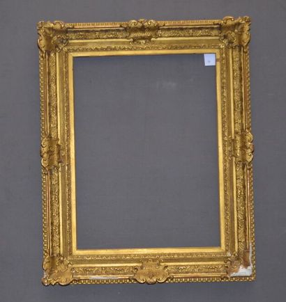 null CADRE en bois et stuc doré à décor à la Bérain. 

Style LOUIS XIV. 

Porte une...