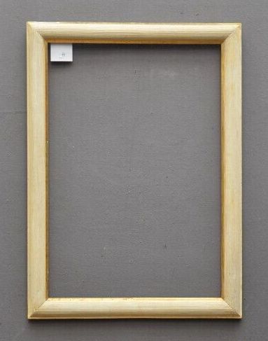 null CADRE dit Degas en bois laqué blanc et feuillure dorée. 

XXème siècle

72 x...