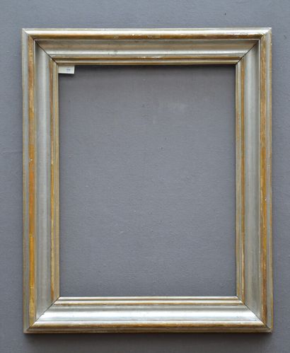 CADRE en bois mouluré argenté 
Fin du XIXème siècle 
63 x 48 x 10,5 cm