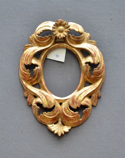 null CADRE en bois doré sculpté de feuillages centré d'une fleur, à vue ovale

XVIIIème...
