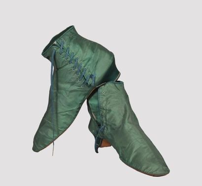 null Paire de bottines de jeune fille lacées en soie vert émeraude. Epoque Direc...