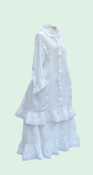 null Matinée en percale et broderie anglaise vers 1880. Monogrammée LF