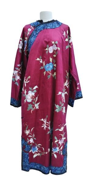 null Robe chinoise en soie violine brodée de fleurs multicolores vers 1920