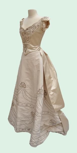 null Robe de bal en satin ivoire brodée de motifs d'argent vers 1880. (Bustier et...