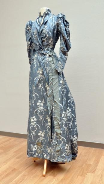 null Robe en soie brochée gris-bleu à décor de fleurs blanches vers 1880 (Parfait...