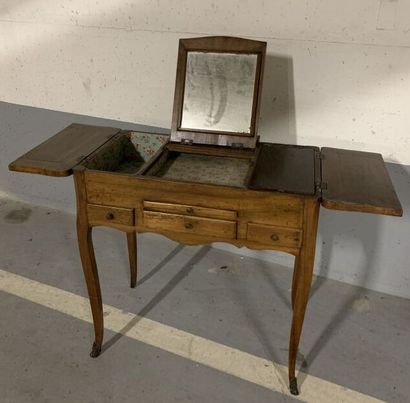 null Walnut dressing table opening with two drawers and a pull in the belt, the tier...