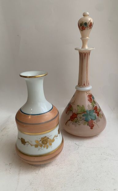  Lot d'opalines comprenant deux vases, un pot couvert et une carafe à décor de guirlandes...