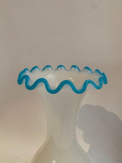  CLICHY (attribué à) 
Vase en verre opalin blanc, le col chantourné au liseret bleu....