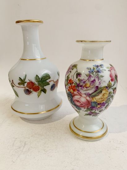 Lot comprenant une carafe et un vase balustre en opaline blanche, à décor polychrome...