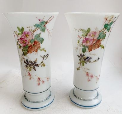 Paire de vases cornets en opaline blanche à décor polychrome de branchages fleuris...