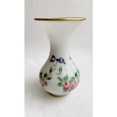  Vase cornet en opaline blanche à décor émaillé polychrome de fleurs et noeuds rubannés,...