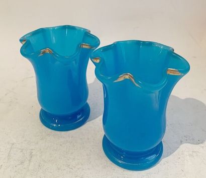  Paire de petits vases en verre opalin bleu, le col chantourné à décor d'un filet...