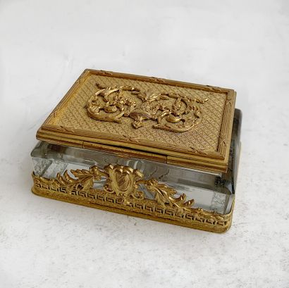 null Boîte à timbres en cristal taillé et bronze doré à deux compartiments, le couvercle...