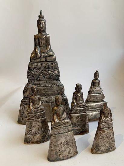 null SIAM, Thaïlande 

Ensemble de bouddha en feuille d'argent thaï, de différentes...