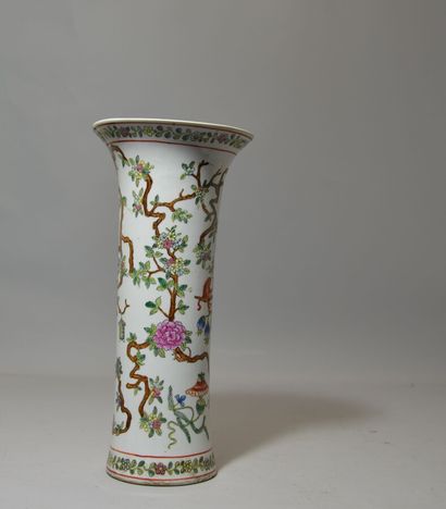 null CHINE

Vase rouleau en porcelaine à décor d'un acrobate et d'un singe sur des...