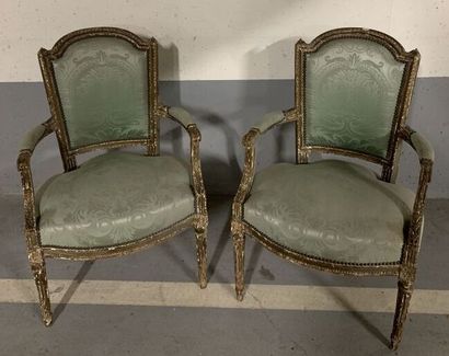 null Paire de fauteuils à la reine en bois mouluré et sculpté anciennement rechampi...