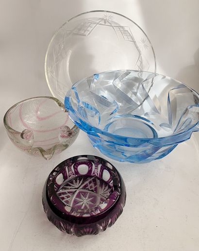  Lot en cristal et verre comprenant une coupe, un plat circulaire et deux vide-poches...