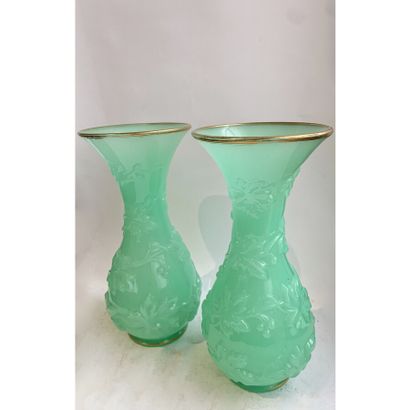  BACCARAT 
Paire de vases balustres en opaline verte, à décor en relief de feuilles...