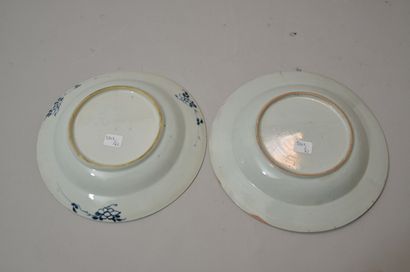 null COMPAGNIE DES INDES 

Lot comprenant deux assiettes en porcelaine, l'une à décor...