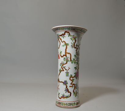 null CHINE

Vase rouleau en porcelaine à décor d'un acrobate et d'un singe sur des...