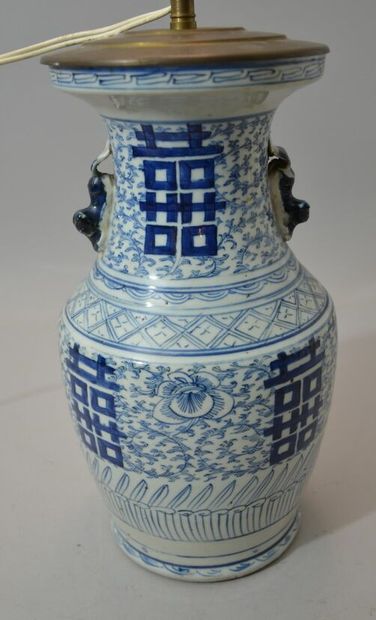 null CHINE

VASE balustre en porcelaine à décor en camaïeu bleu de calligraphies....