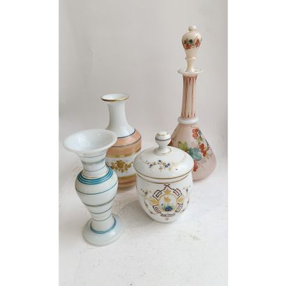  Lot d'opalines comprenant deux vases, un pot couvert et une carafe à décor de guirlandes...