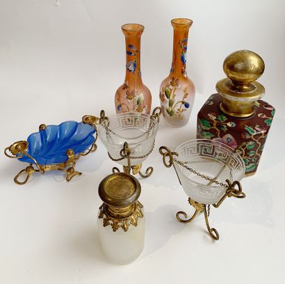  Lot de verrerie, opaline et céramique comprenant deux flacons, une paire de vases...