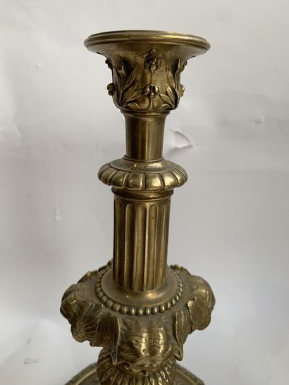 null Auguste LEDRU (1860-1902)

Paire de BOUGEOIRS en bronze doré et ciselé, le fût...
