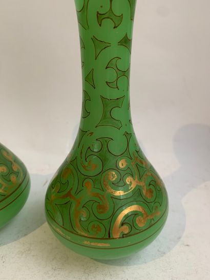  BACCARAT 
Paire de vases balustre en opaline verte, à décor de volutes et rinceaux...