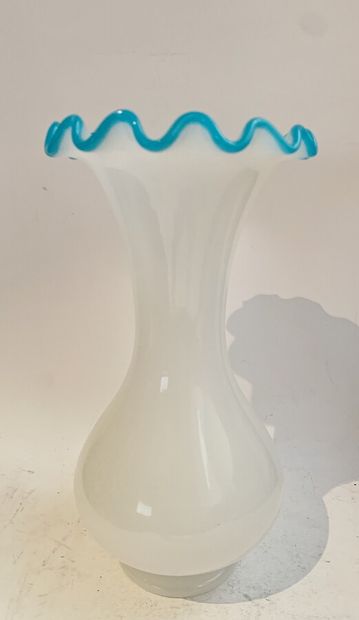 CLICHY (attribué à)

Vase en verre opalin...