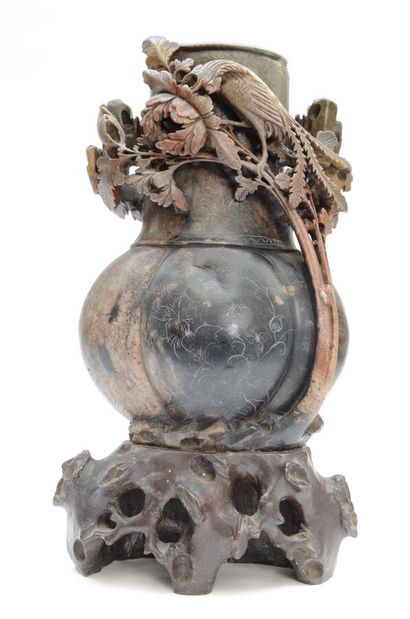 null CHINE

Vase balustre applati en pierre de lard sculptée d'un phoenix branché....