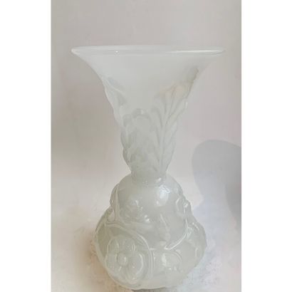  BACCARAT 
Vase cornet en opaline blanche, à décor en relief de branchages fleuris....