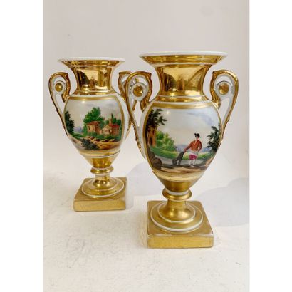 null PARIS 

Paire de vases balustres à deux anses en porcelaine, les panses à décor...