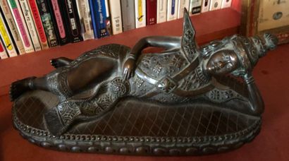 null Statue de Vishnou couché en bronze à patine brune. 

Travail probablement colonial....