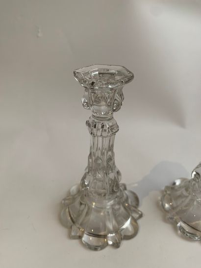 null BACCARAT (attributed to) 

Pair of miniature candlesticks in molded crystal....